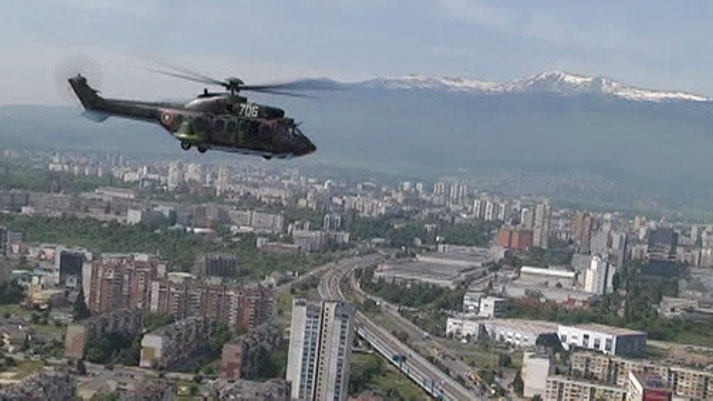 Вертолети и самолети от състава на ВВС репетират над София за военния парад на 6 май