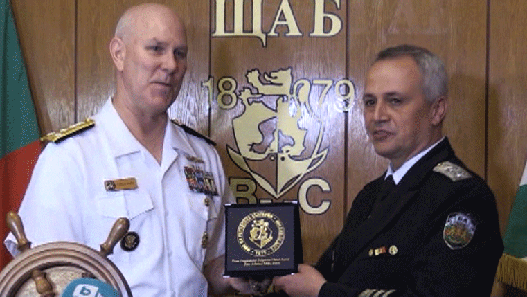 Командирът на Шести американски флот на среща с командира на ВМС