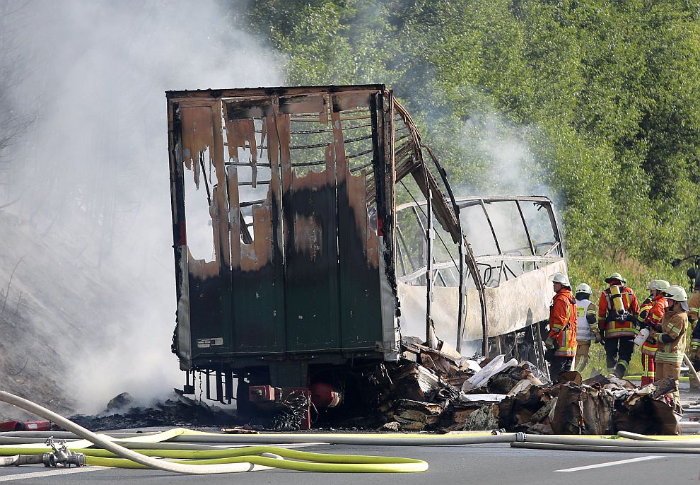 Огнен ад на пътя – 18 души изгоряха при катастрофа с автобус в Германия