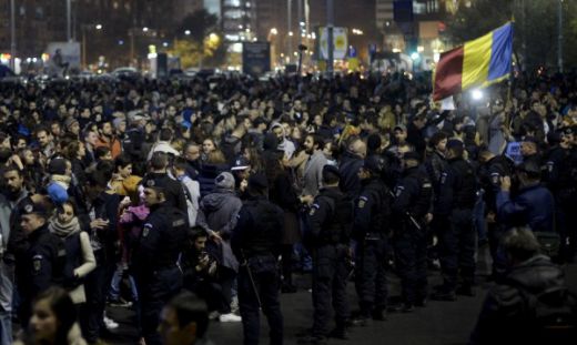 Протестите в Румъния доведоха до първата оставка в правителството