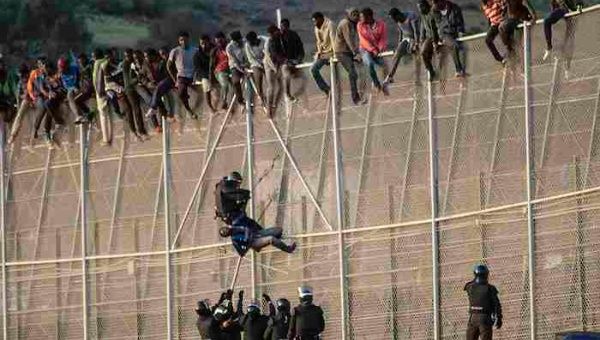 Мигранти нахлуха масово от Мароко в испанския анклав Сеута