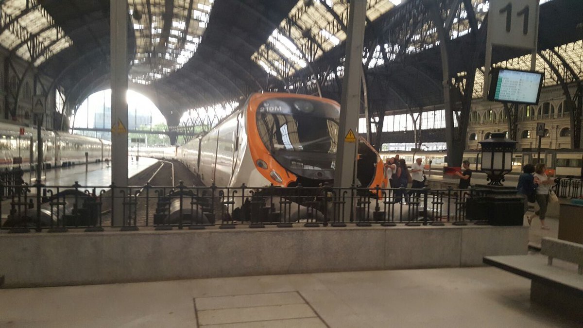 Влак катастрофира в центъра на Барселона