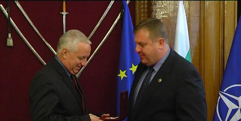 Министърът на отбраната награди Красимир Узунов за приноса му в издигане на престижа на армията