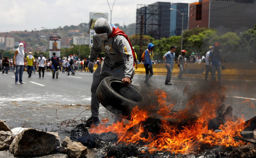 Протестите във Венецуела – нови блокади по улиците на Каракас