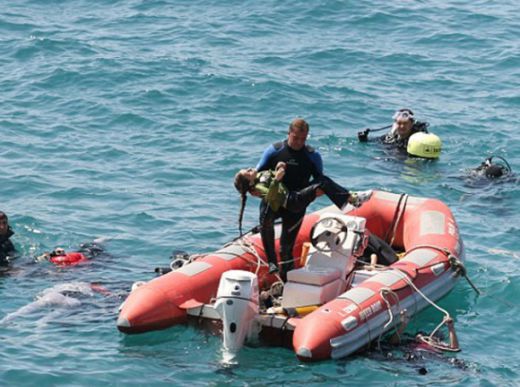Трима загинали при сблъсък между лодка и туристически кораб в Гърция