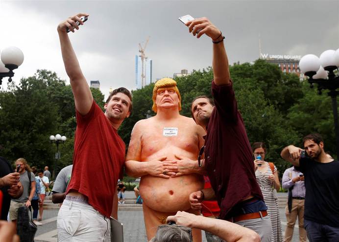 САЩ осъмнаха с голи статуи на Доналд Тръмп