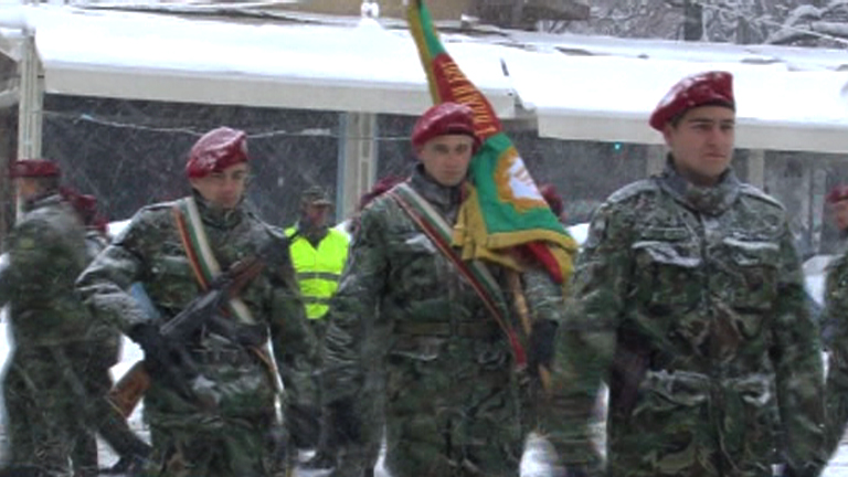 Вековна традиция в Благоевград – осветиха бойно знаме на В.Ф. 26400 в града