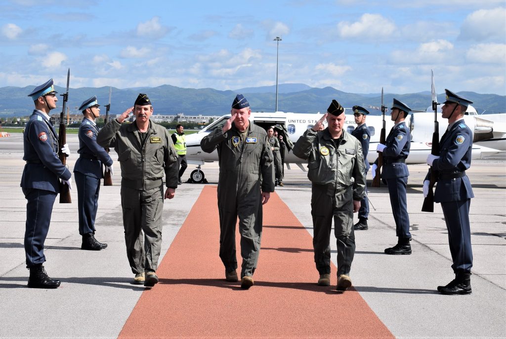 Командирът на Съюзното военновъздушно командване на НАТО генерал Джеймс Хекер на посещение в България