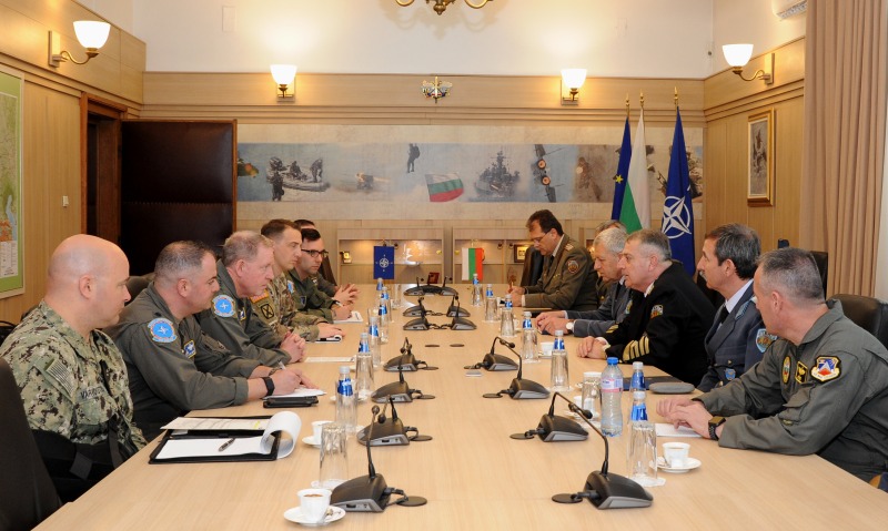Адмирал Емил Ефтимов и генерал Джеймс Б. Хекер обсъдиха усилването на интегрираната система за ПВО и ПРО на НАТО