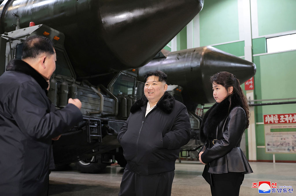 Севернокорейският лидер Ким Чен-ун инспектира тестовото изстрелване на нова ракетна система, съобщи севернокорейската държавна телеграфна агенция