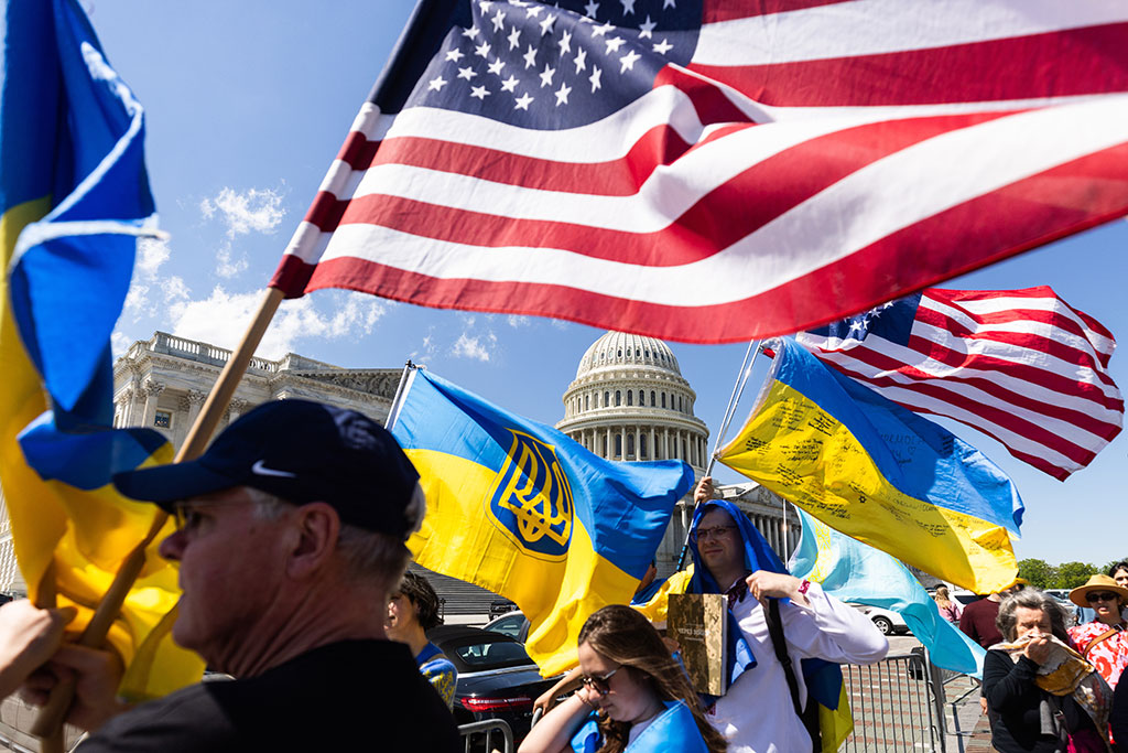 Западът приветства резултата от гласуването в Камарата на представителите за помощта за Украйна