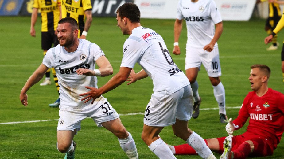 Славия победи Ботев Пловдив с намален състав и все още има шансове за седмото място в Първа лига