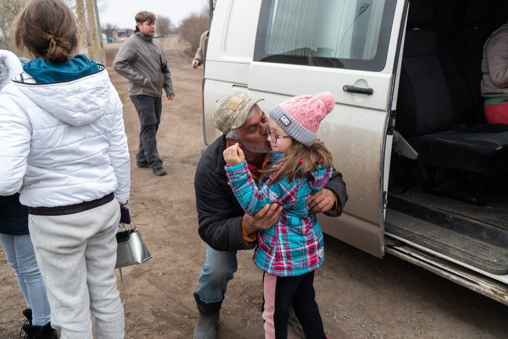 ДЕЗИНФО: Обвиненията към Русия, че депортира украински деца, са безпочвени