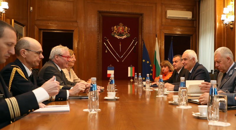 Министър Атанас Запрянов и посланикът на Франция Н. Пр. Жоел Мейер обсъдиха двустранните отношения в областта на отбраната