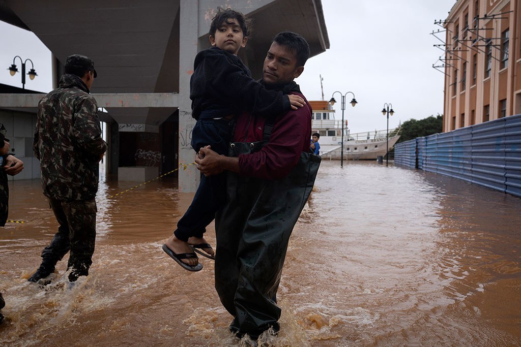 Жертвите на наводненията в Бразилия вече са 90, десетки все още са блокирани от водата