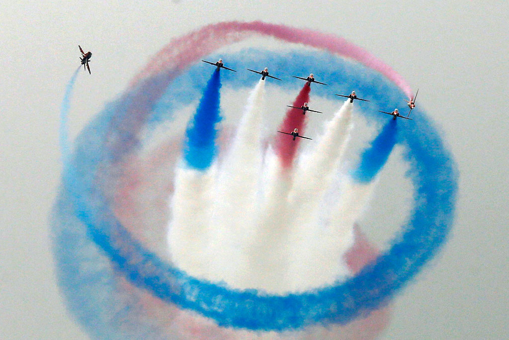 Британската ескадрила за въздушна акробатика "Червените стрели" представи своето авиошоу в прашното небе на Атина