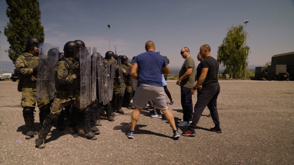 Българската рота от състава на оперативния резерв на KFOR провежда учение по борба с безредиците - armymedia.bg Българската рота от състава на оперативния резерв на KFOR провежда учение по борба с безредиците