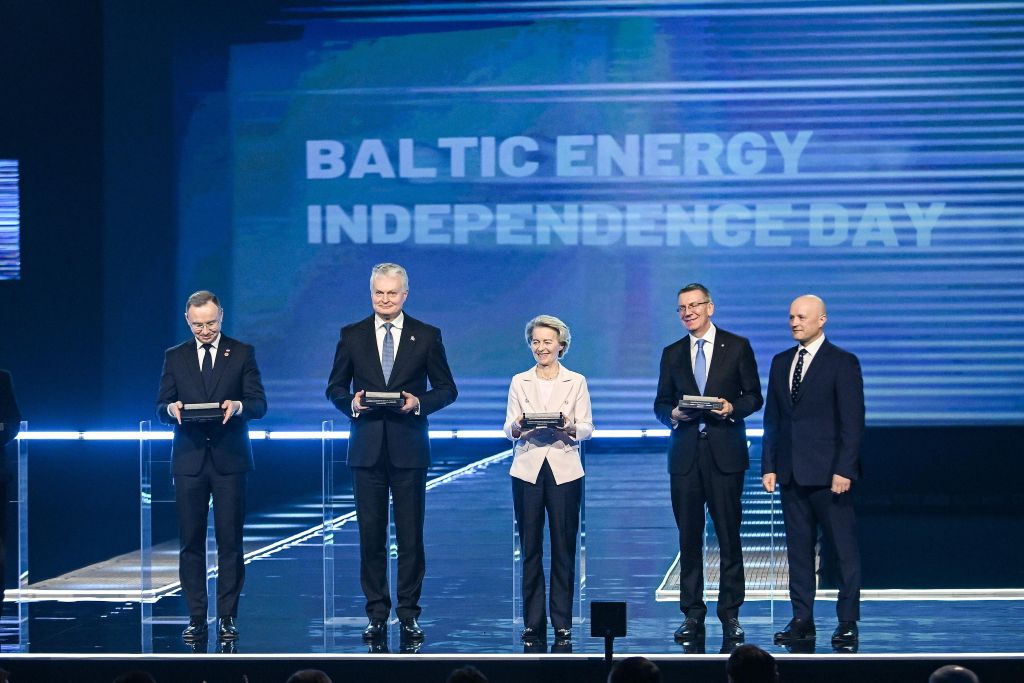 Преминаването на балтийските страни към европейската енергийна мрежа укрепва безопасността на Полша, заяви президентът Дуда
