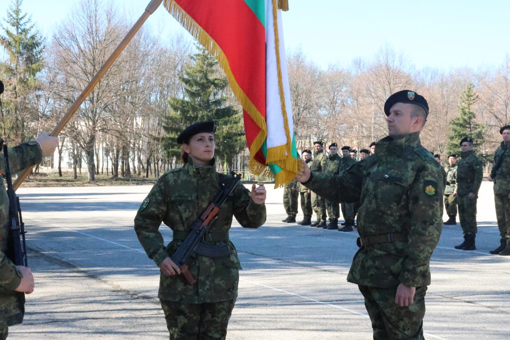 Редник Ива Гергинова се подготвя да целуне бойното знаме - armymedia.bg Редник Ива Гергинова се подготвя да целуне бойното знаме