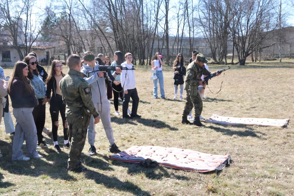 Ученици стрелят с автомат „Калашников” с халосни патрони - armymedia.bg Ученици стрелят с автомат „Калашников” с халосни патрони