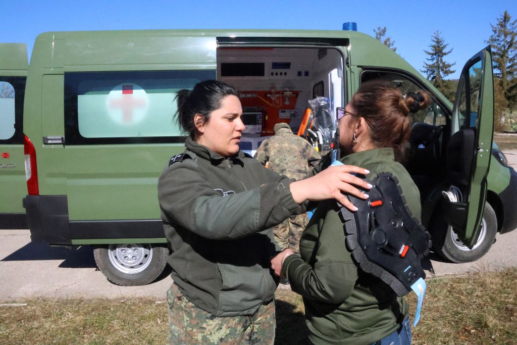 Между спасяването на хора и рисуването - armymedia.bg Между спасяването на хора и рисуването