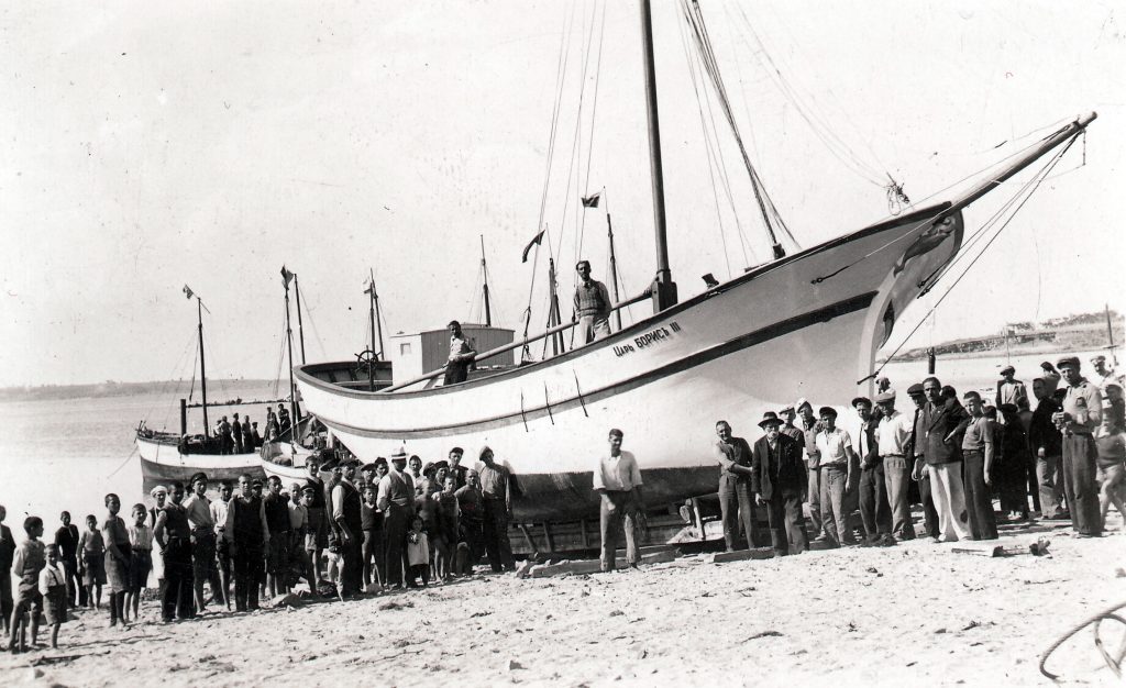 Построеният през 1922 г. в Созопол моторен ветроход „Цар Борис ІІІ“ е сред най-красивите малки плавателни съдове за времето си у нас. И е сред малкото със специално носово украшение – скулптура на делфин. Колекция на Георги Гаджалов, Бургас - armymedia.bg Построеният през 1922 г. в Созопол моторен ветроход „Цар Борис ІІІ“ е сред най-красивите малки плавателни съдове за времето си у нас. И е сред малкото със специално носово украшение – скулптура на делфин. Колекция на Георги Гаджалов, Бургас