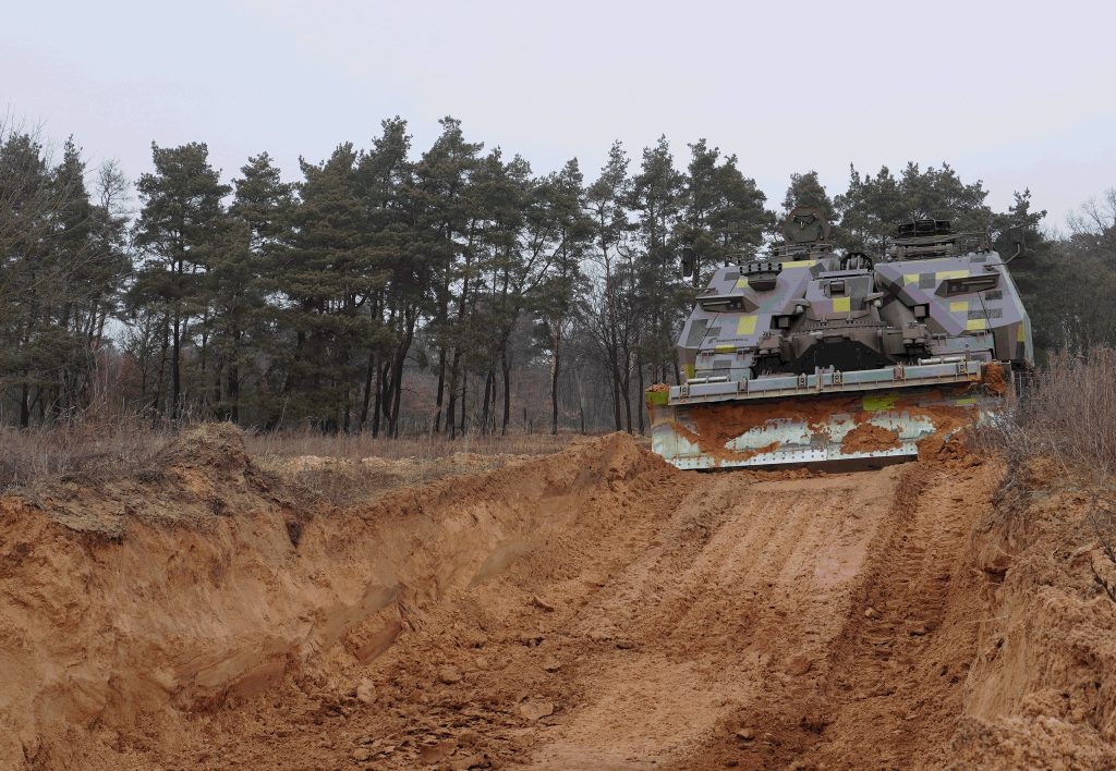 Булдозерното рило на AEV 3 Kodiak разчиства път в пресечен терен - armymedia.bg Булдозерното рило на AEV 3 Kodiak разчиства път в пресечен терен