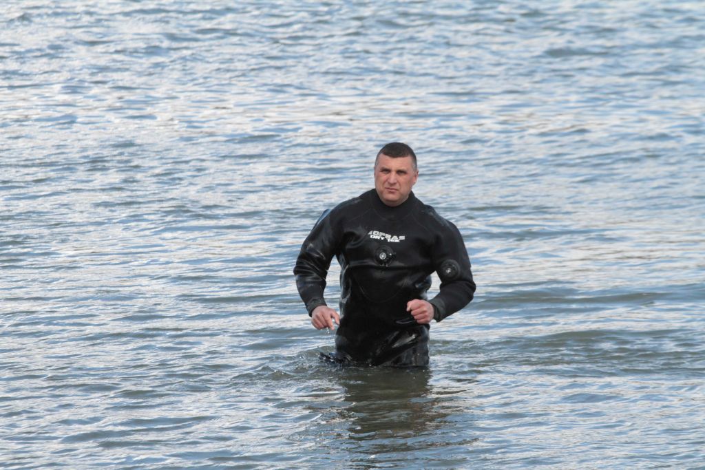 Офицер ръководи подмладен екип нещатни водолази - armymedia.bg Офицер ръководи подмладен екип нещатни водолази