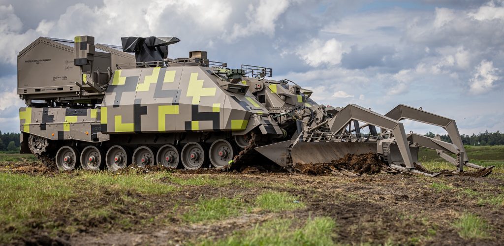 Keiler NG със спуснато минно рило, отзад са двата детониращи шнура Plofadder - armymedia.bg Keiler NG със спуснато минно рило, отзад са двата детониращи шнура Plofadder