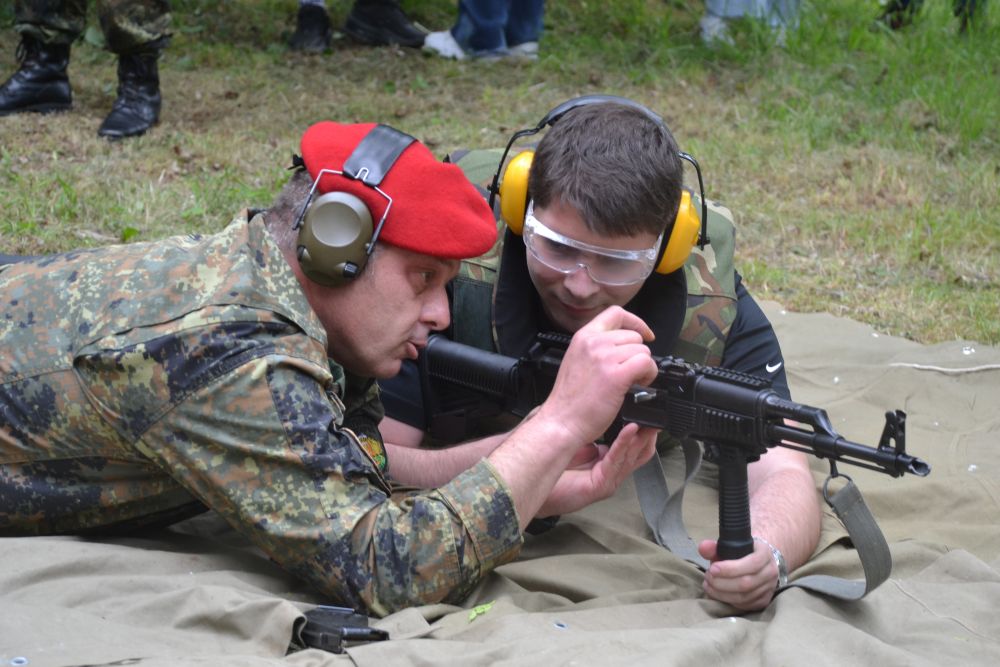 Ученици редят пъзели в търсене на призванието си - armymedia.bg Ученици редят пъзели в търсене на призванието си