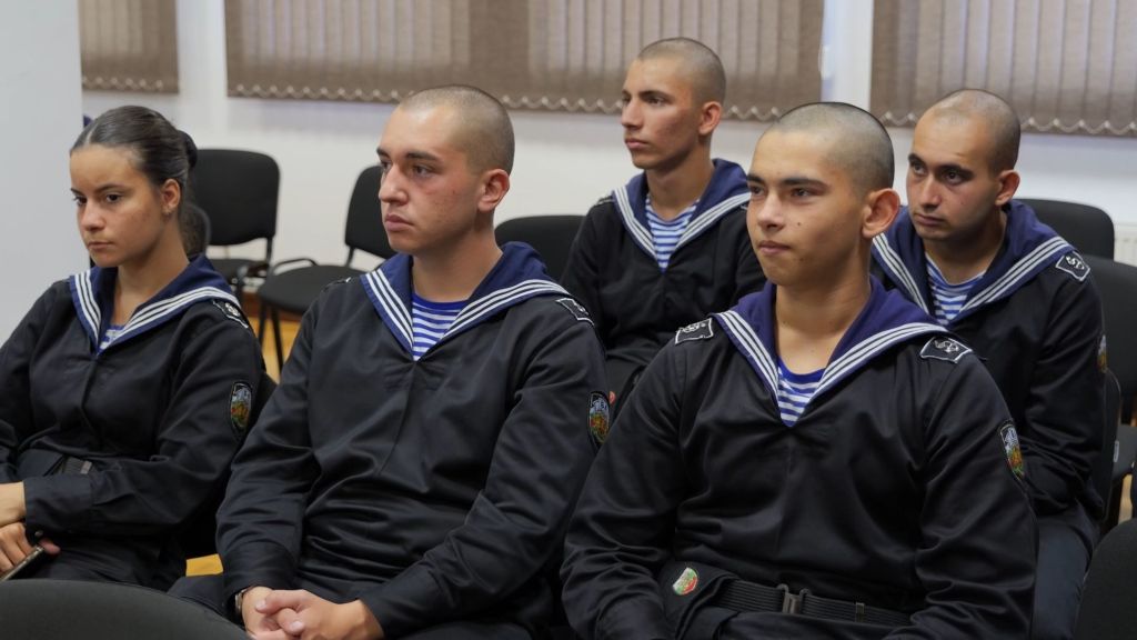 Обучение за първа долекарска помощ на първокурсници от ВВМУ