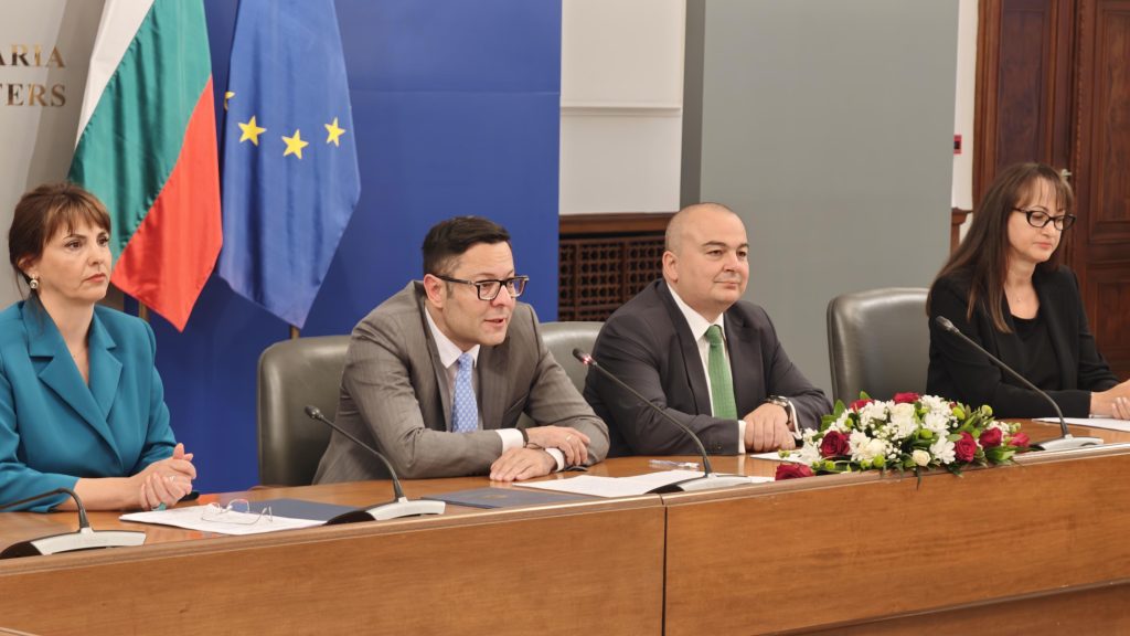 Правителството обяви пакет от мерки за над 300 млн. евро заради високите цени на горивата