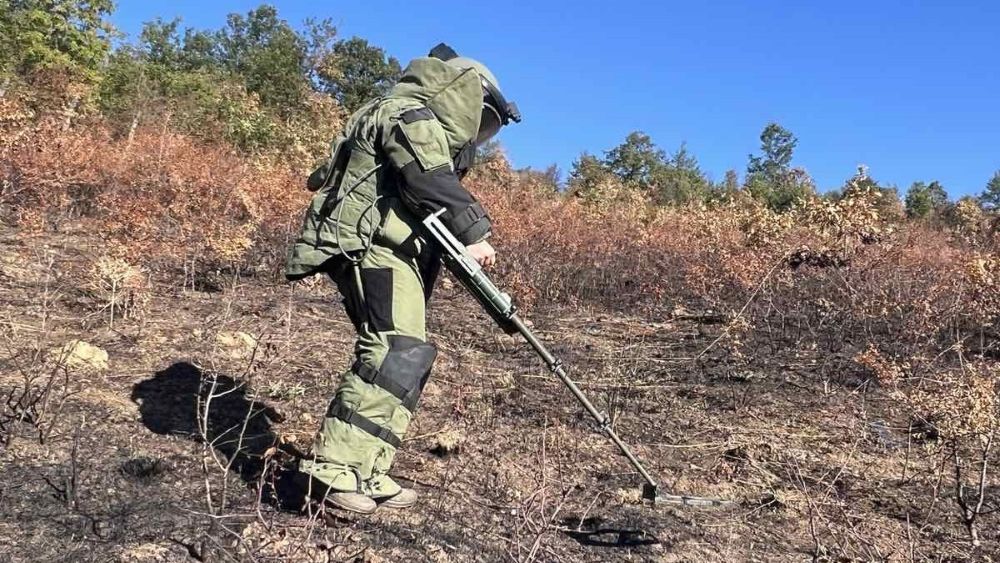 Военнослужещи изпълняват задачи по прочистване на района около завод „ЕМКО“ от невзривени боеприпаси