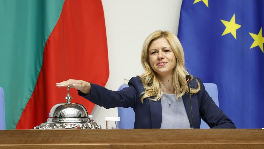 Пленарното заседание започна с поздрав за празника на София