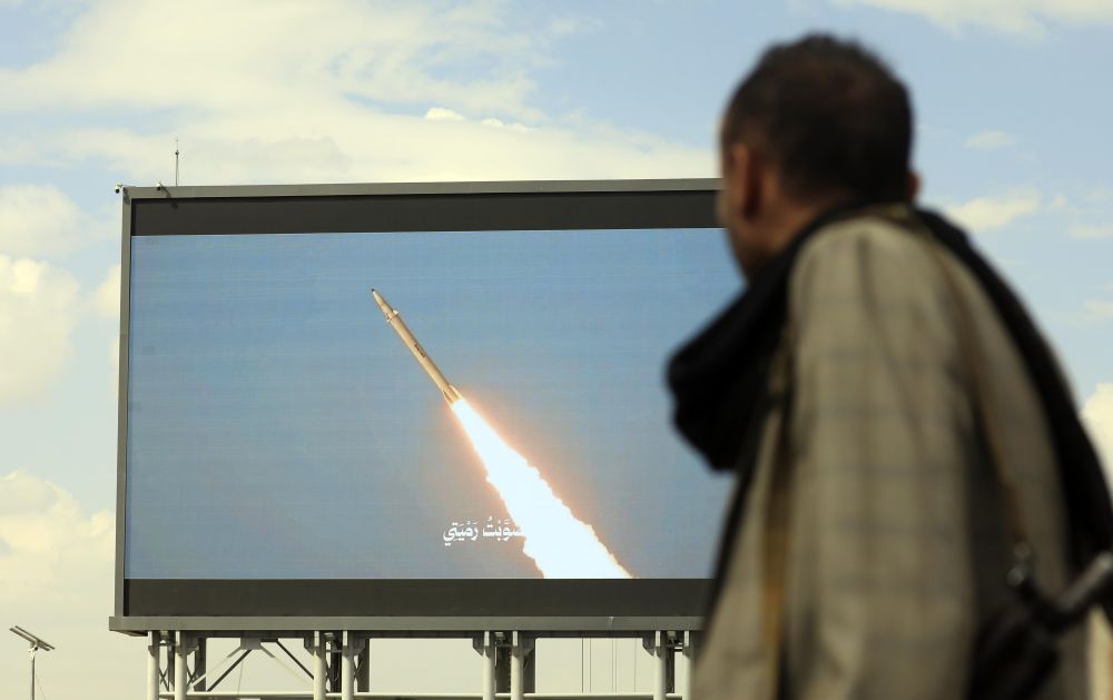 Йеменските бунтовници хуси изстреляха ракети към летището в Аден