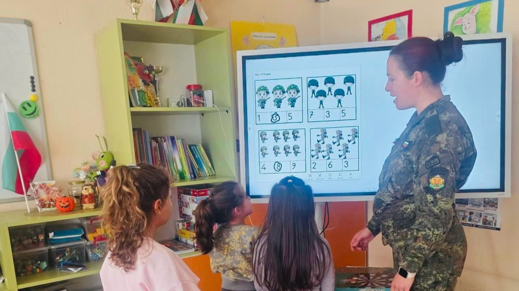 Военнослужещ от Сухопътните войски🇧🇬 участва в инициативата на 84-а детска градина „Детелина” в София