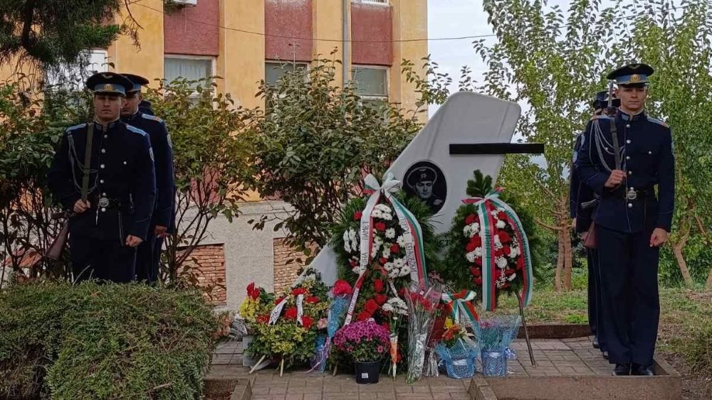 ВВВУ „Георги Бенковски“ почете паметта на летеца Петко Йоновски