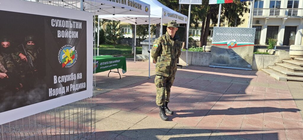 Фотографската изложба „В служба на народ и Родина“ ще бъде представена в 14 града по повод празника на Сухопътните войски 19 ноември