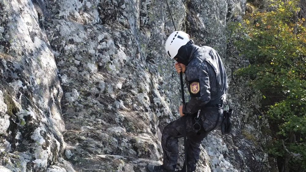 На ръба на скалата: военни полицаи в реални планински условия