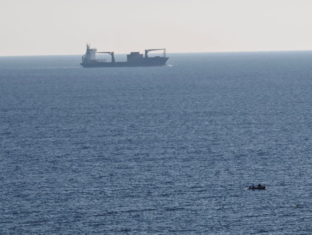 Чуждестранен търговски кораб потъва в Черно море край Констанца след предполагаем удар с дрон; един моряк е загинал