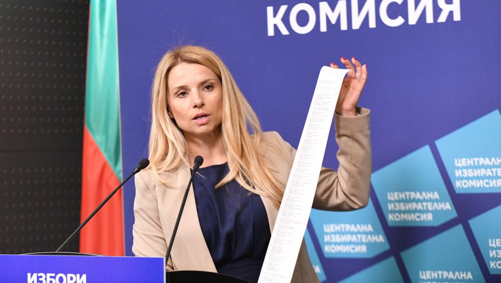 Говорителят на ЦИК Стоянка Балова-Цветкова демонстрира начина на гласуване с машина
