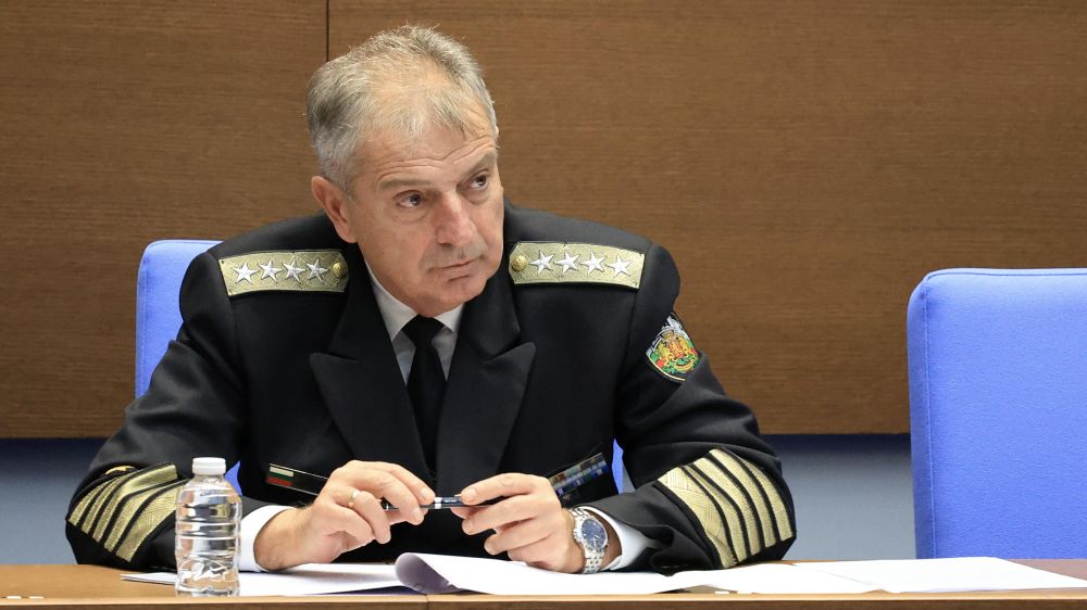 Правителството предлага адмирал Емил Ефтимов да бъде освободен от длъжността „Началник на отбраната“ и от военна служба
