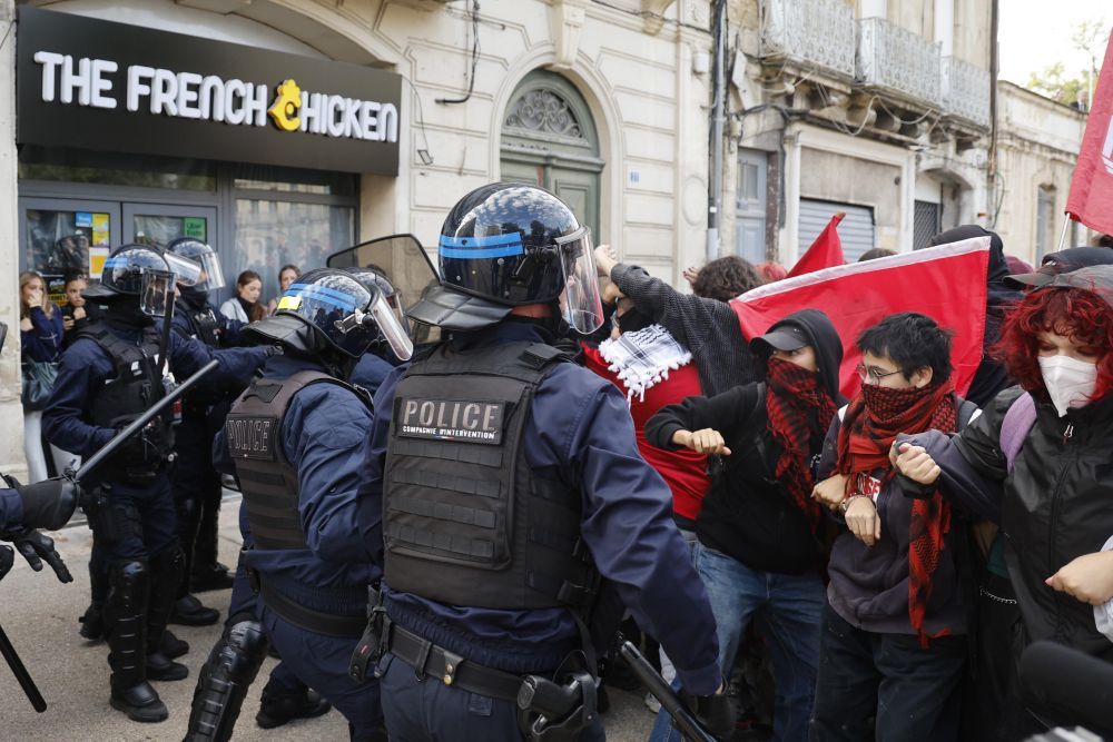 Началникът на парижката полиция заяви, че протестното движение на учениците е извън контрол и призова за мирни демонстрации