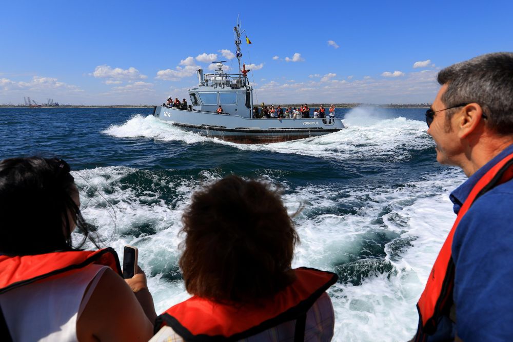 Спасени са петима моряци от запалилия се днес край бреговете на Румъния кораб "Wine Trader"; седем се издирват