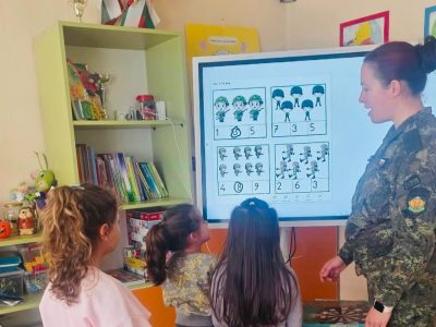 Военнослужещ от Сухопътните войски🇧🇬 участва в инициативата на 84-а детска градина „Детелина” в София