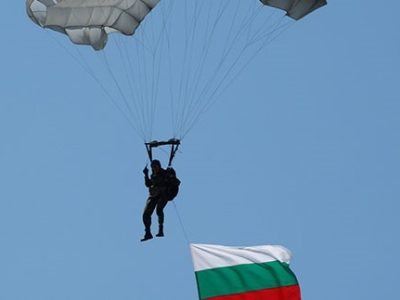 От Стражин до съвременните специални операции – духът на военния парашутист