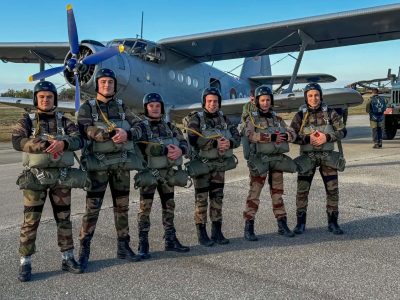 Първи парашутни скокове за бъдещите военни пилоти