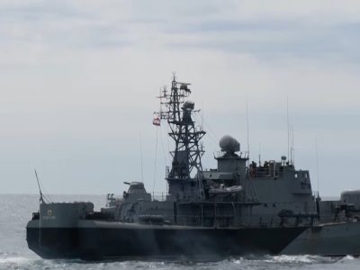 Сигурността на Черноморския регион е от стратегическо значение за стабилността на цяла Европа. Това заяви министърът на отбраната Димитър Стоянов при откриването на международната конференция „Черно море и Източна Европа: ключ към сигурността на Европа“. Укрепването на способностите за възпиране и отбрана и поддържането на единството в рамките на НАТО и Европейския съюз са ключови за справянето с нарастващите предизвикателства пред сигурността, допълни военният министър. Министър Стоянов подчерта, че войната в Украйна продължава да поражда сериозни рискове за сигурността в Европа, а активните бойни действия вече се водят и в Черно море. Димитър Стоянов - министър на отбраната: “Свидетели сме как Черно море се превръща в изпитателен полигон, като пространство, където се тестват способности за водене на бойни действия от бъдещето. Арена на действия, които ще определят способностите, което следващото поколение въоръжени сили следва да притежава”. По думите на военният министър в отговор на тези предизвикателства Министерството на отбраната предприема засилени мерки по разузнаване и наблюдение на акваторията на Черно море, както и засилен обмен на информация със съюзниците от НАТО. Повишени са междуведомствената координация и готовността на Въоръжените сили за подпомагане на органите на държавната власт и за реагиране при нови инциденти.   ”Нашата цел е да превърнем Черноморския регион в зона на надеждно възпиране и отбрана. Това означава да повишим нашата националната устойчивост, силно съюзно присъствие и обединяване на усилията на държавните институции, местната власт, бизнеса и гражданското общество”. Форумът „Черно море и Източна Европа: ключ към сигурността на Европа“ се проведе в София и в него взеха участие министри, учени, представители на европейски институции и организации.