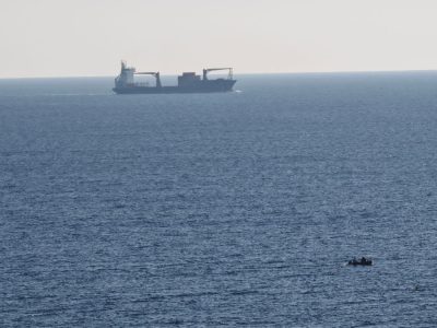 Чуждестранен търговски кораб потъва в Черно море край Констанца след предполагаем удар с дрон; един моряк е загинал