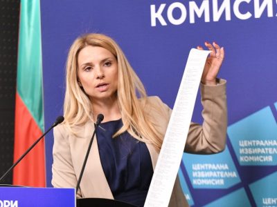 Говорителят на ЦИК Стоянка Балова-Цветкова демонстрира начина на гласуване с машина
